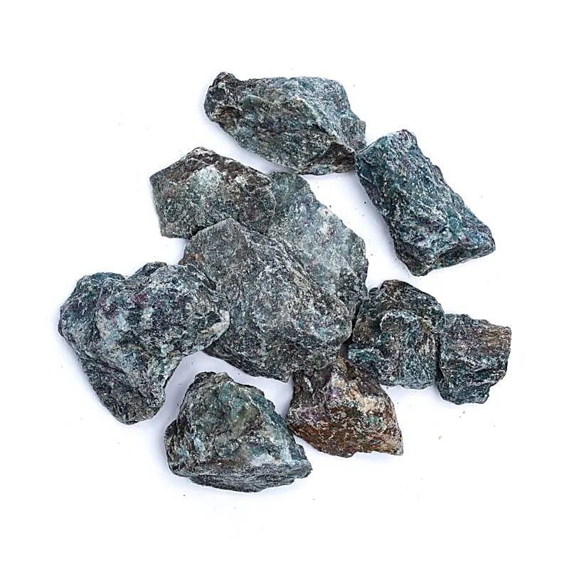 Kristal rubin in kyanite neobdelan